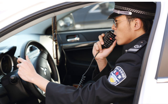 車隊行進(jìn)中對講機(jī)的使用規(guī)范